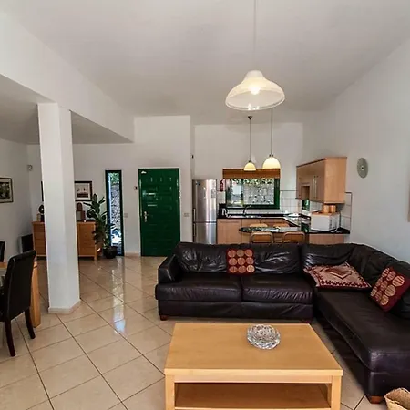 Casa 105, Montana Roja, Vila